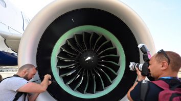 SUA: Un angajat a murit, după ce a fost „înghițit” de motorul unui avion. Reacția autorităților