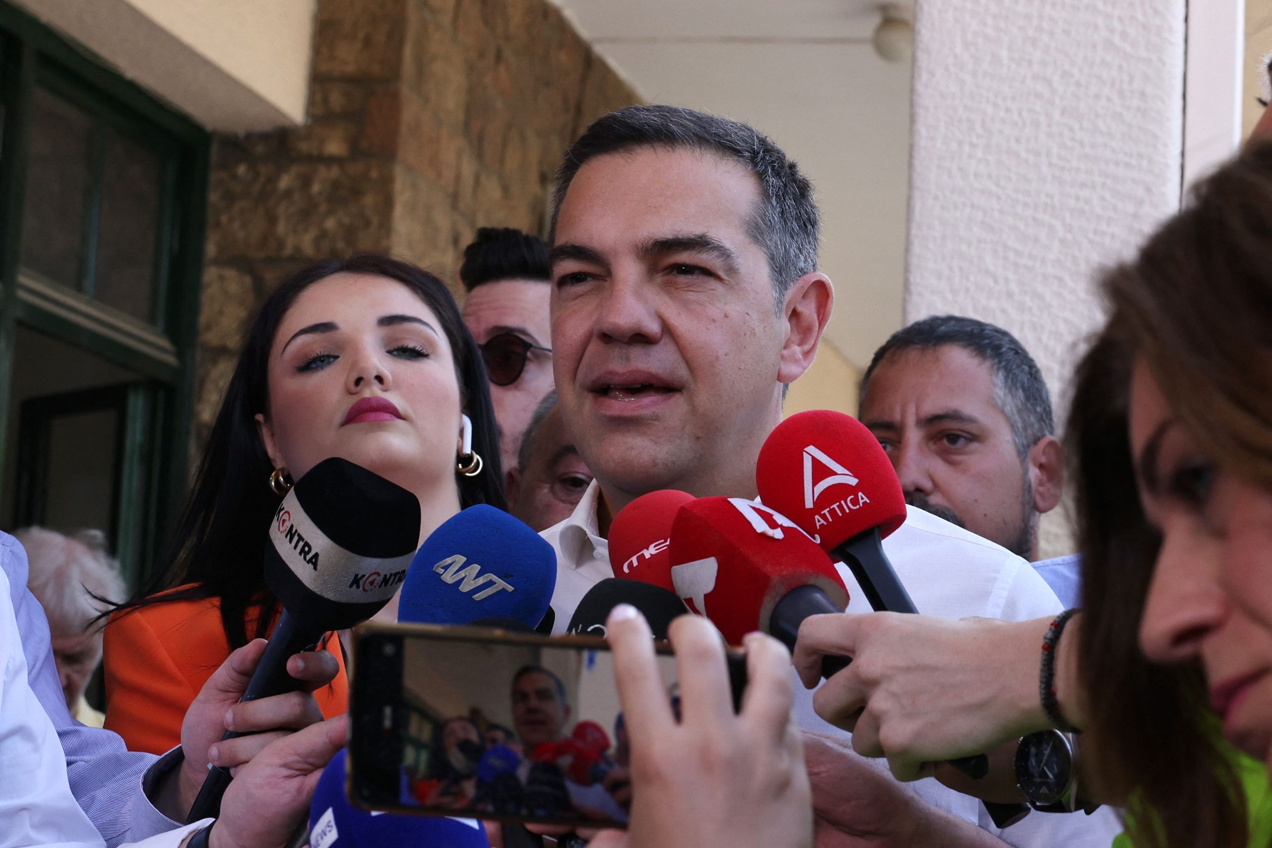 Liderul opoziției din Grecia, Alexis Tsipras, își anunță demisia după o înfrângere categorică în alegeri