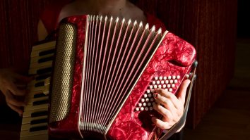 O franțuzoaică a cântat la acordeon 3 zile fără oprire și a stabilit un nou record mondial