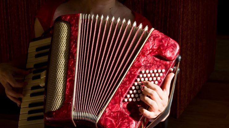 O franțuzoaică a cântat la acordeon 3 zile fără oprire și a stabilit un nou record mondial