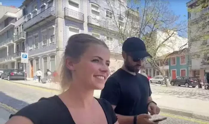 FOTO. Un bărbat a generat o versiune virtuală a iubitei sale. „GirlfriendGPT” îți trimite mesaje vocale și selfie-uri