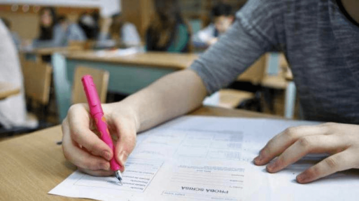 Astăzi încep înscrierile la Evaluarea Națională 2023 pentru elevii de clasa a VIII-a. Cum ar putea fi afectate de greva din Educație
