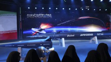 FOTO. Iranul dezvăluie prima sa rachetă hipersonică. Ce avantaj militar poate oferi Fattah