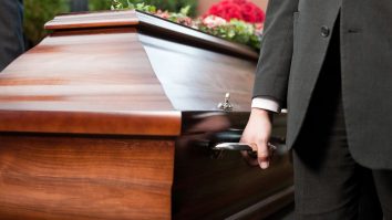 O femeie de 76 de ani, „moartă” în urma unui accident vascular, a fost găsită în viață la înmormântare