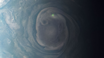 NASA surprinde un fulger pe Jupiter