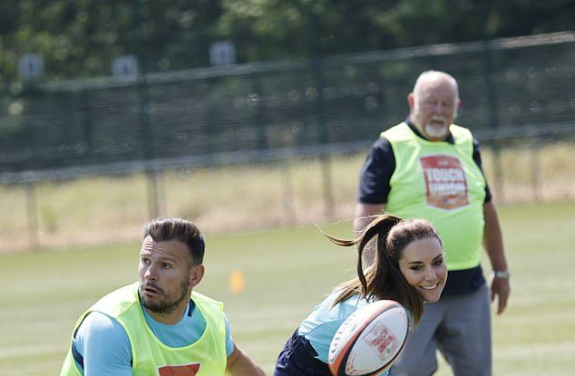 FOTO. Imagini cu Kate Middleton de pe terenul de rugby. Ce ținută a purtat