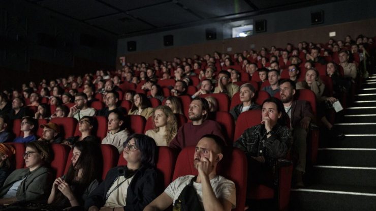 „20 de zile la Mariupol” a avut premiera în Ucraina. Documentarul a fost văzut prima dată într-un cinematograf din Kiev