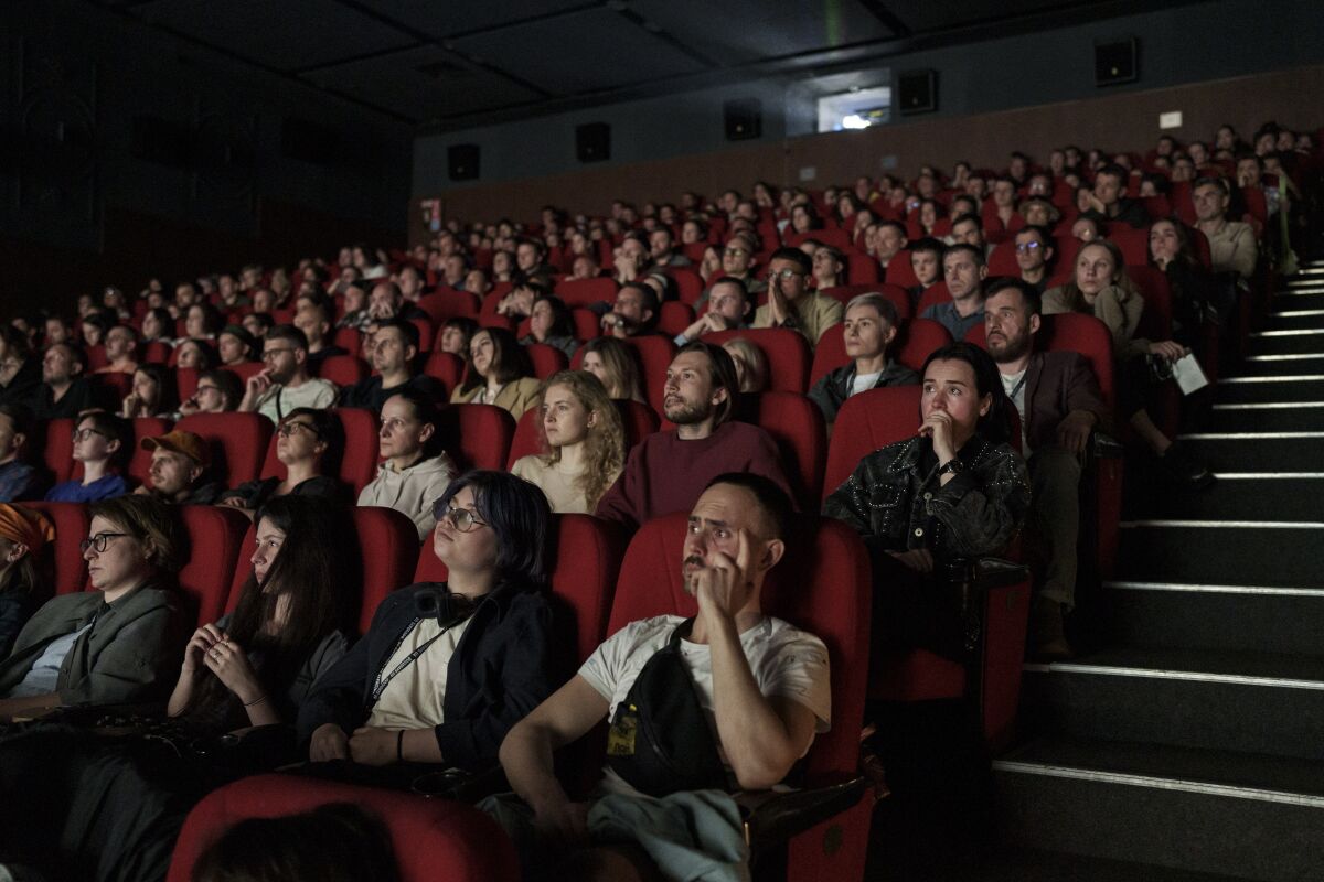 „20 de zile la Mariupol” a avut premiera în Ucraina. Documentarul a fost văzut prima dată într-un cinematograf din Kiev