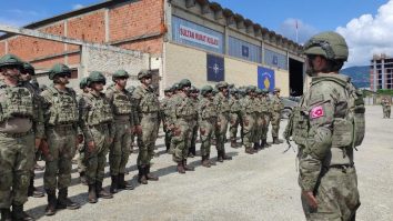 VIDEO. 500 de militari turci au ajuns în Kosovo. „Batalionul de Comando” contribuie la reprimarea tulburărilor violente