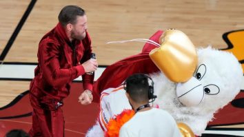 VIDEO. Momentul în care Conor McGregor lovește o mascotă de la Miami Heat. Bărbatul a fost transportat la spital