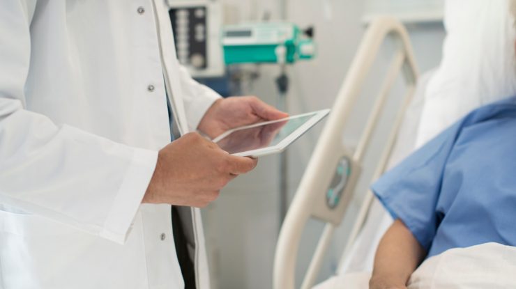 Românii plătesc peste 30% din cheltuielile totale din sistemul de sănătate atunci când au nevoie de servicii medicale