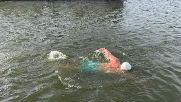 Primul român care traversează înot Strâmtoarea Gibraltar fără costum de protecție în timp record