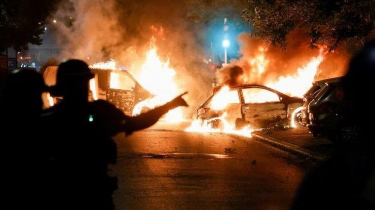 Cel puțin 150 de persoane au fost arestate în timpul manifestațiilor din Franța. Protestatarii au atacat școli, primării și secții de poliție