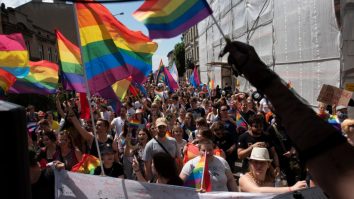 Zeci de mii de oameni au mărșăluit la Varşovia cerând egalitate pentru persoanele LGBT