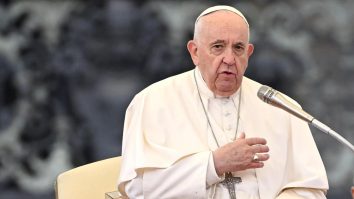 Operația de 3 ore a Papei Francisc a fost un succes. Ce intervenție a suferit suveranul pontif