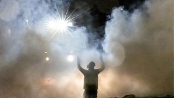 FOTO-VIDEO. Proteste violente la Paris după ce un ofițer de poliție a împușcat mortal un adolescent care nu a oprit în timpul unui control în trafic