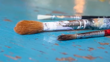 FOTO. Un artist a desenat o sticlă de plastic uriașă într-un parc din Elveția, în semn de protest față de poluare