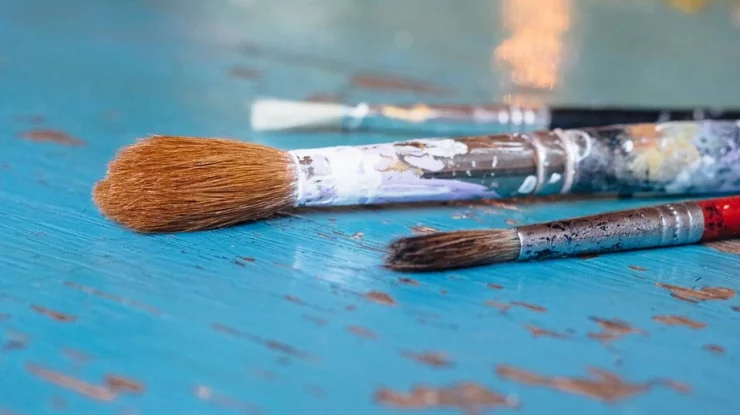 FOTO. Un artist a desenat o sticlă de plastic uriașă într-un parc din Elveția, în semn de protest față de poluare