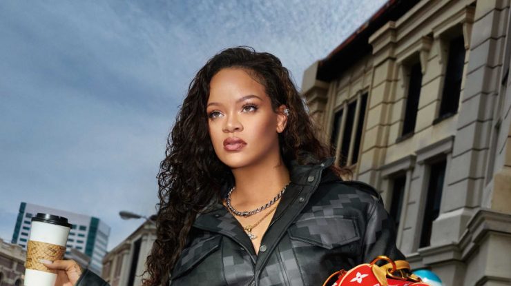 FOTO-VIDEO. Rihanna promovează noua colecție pentru bărbați Louis Vuitton. Cântăreața a pozat cu burtica de gravidă la vedere