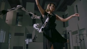 VIDEO. Cercetătorii japonezi au dezvoltat braţe robotice pentru a stimula creativitatea: „În viitor, am putea vedea oameni cu aripi la spate”