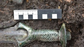 FOTO. Descoperire uluitoare în Bavaria: O sabie octogonală veche de 3.000 de ani dezvăluie secretele unui mormânt funerar