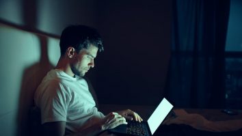 STUDIU. Bărbații care vizionează des filme pentru adulți sunt predispuși să dezvolte tulburări de alimentație