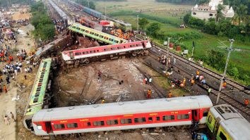 FOTO. Cel puțin 288 de persoane și-au pierdut viața în urma unui accident de tren în India. Spitalele din Balasore sunt în alertă maximă