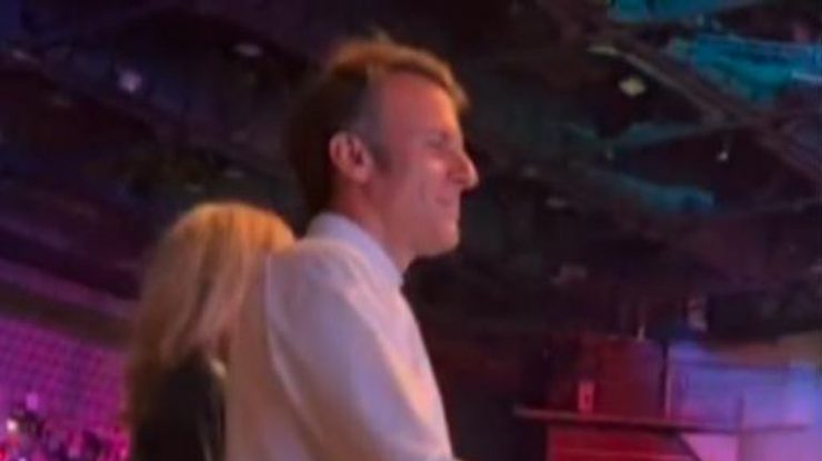 VIDEO. Franța protestează, Emmanuel Macron se distrează. Președintele, dur criticat după ce a petrecut la concertul lui Elton John în timpul manifestațiilor