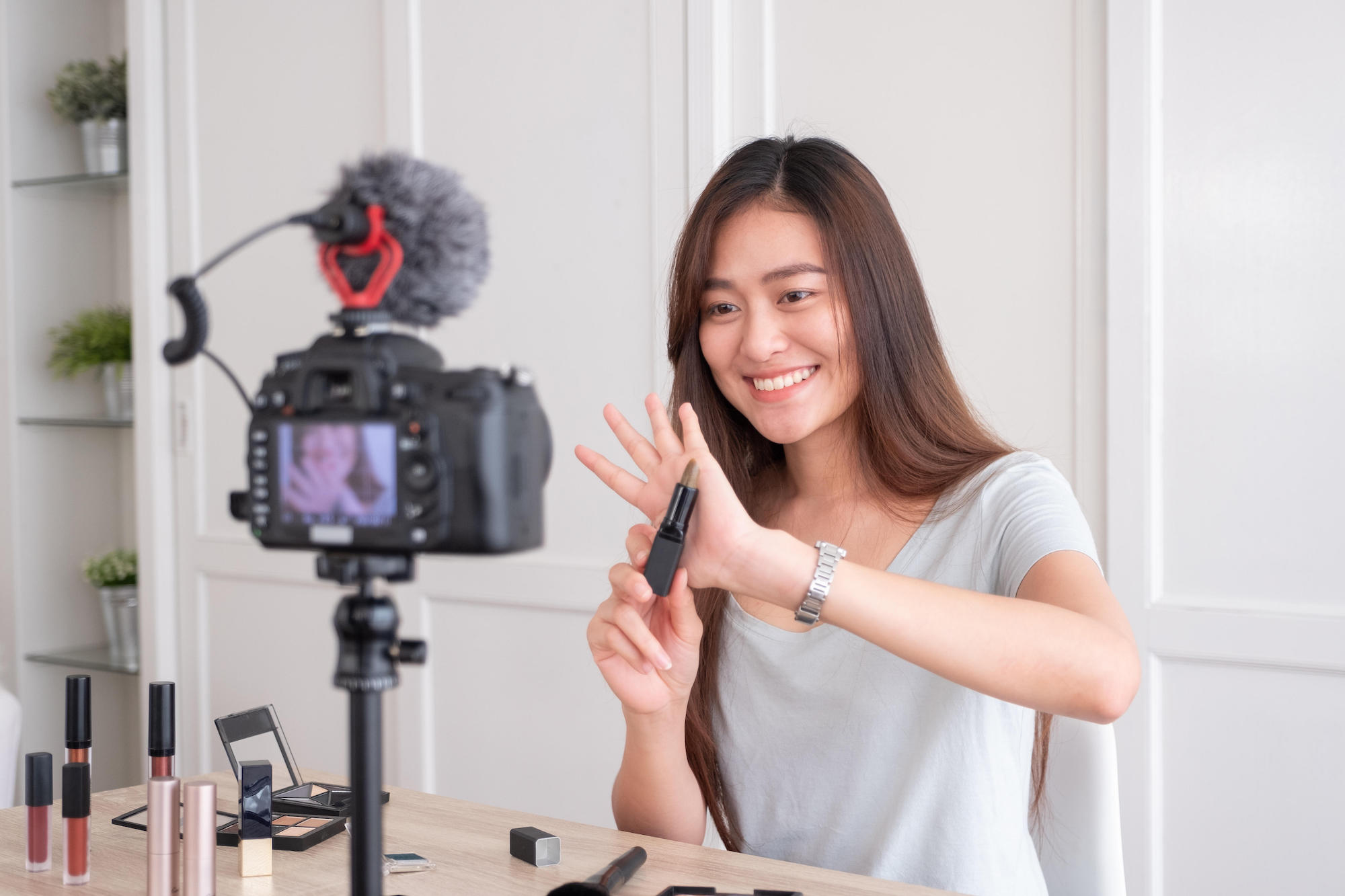 De-Influencing: Trend-ul care rivalizează cu influencerii. Ce schimbări propun de-influencers