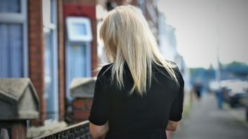 Un număr record de tineri din Regatul Unit este „supus riscului de exploatare sexuală și criminală” în vară. Cauzele acestui fenomen