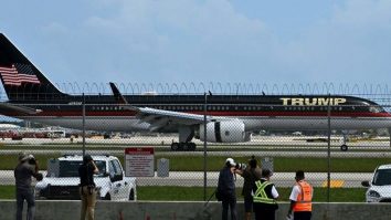 Donald Trump a sosit în Florida, înaintea unei înfățișări istorice: „Țara noastră trebuie să protesteze. Avem destule motive să facem asta”