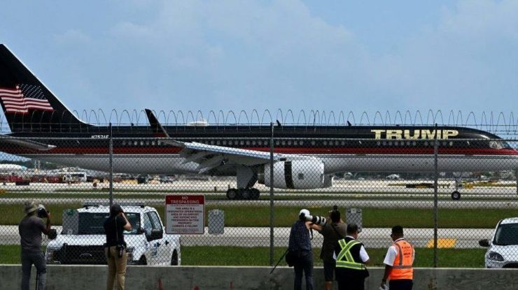 Donald Trump a sosit în Florida, înaintea unei înfățișări istorice: „Țara noastră trebuie să protesteze. Avem destule motive să facem asta”