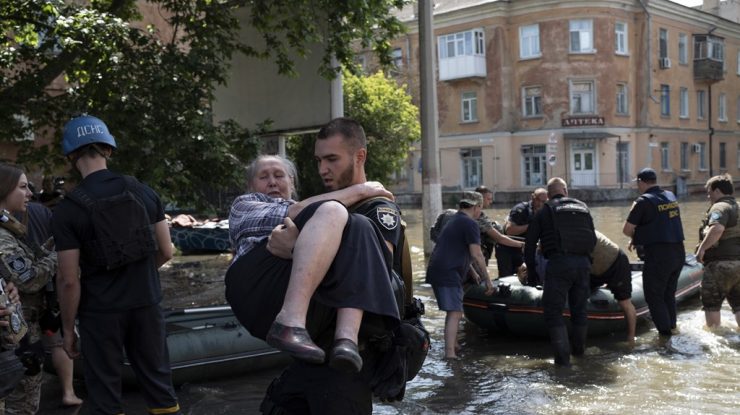 LIVE UPDATE. Ziua 470 de război în Ucraina. Primele decese au fost confirmate după dezastrul de la baraj. Rușii bombardează Hersonul în timpul evacuării