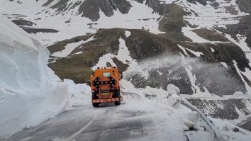 VIDEO. Prima zi de vară vine cu patru metri de zăpadă pe Transfăgărășan