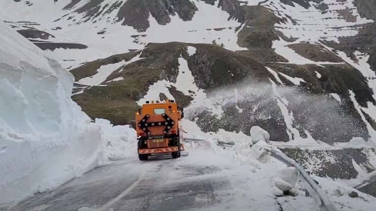VIDEO. Prima zi de vară vine cu patru metri de zăpadă pe Transfăgărășan