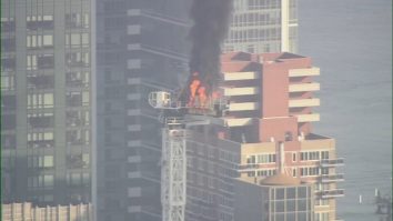 VIDEO. O macara s-a prăbușit în New York, după ce a luat foc. Două persoane au suferit răni ușoare