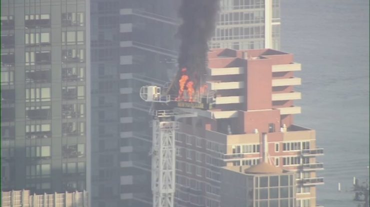 VIDEO. O macara s-a prăbușit în New York, după ce a luat foc. Două persoane au suferit răni ușoare