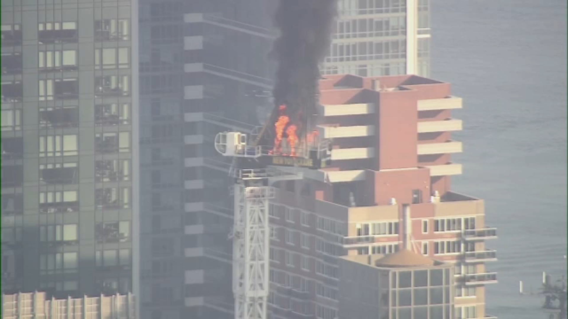 VIDEO. O macara s-a prăbușit în New York, după ce a luat foc. Două persoane au suferit răni ușoare