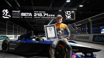 Jake Hughes devine cel mai rapid pilot din lume în interiorul unei clădiri. Ce viteză a prins pe o pistă de 230 de metri