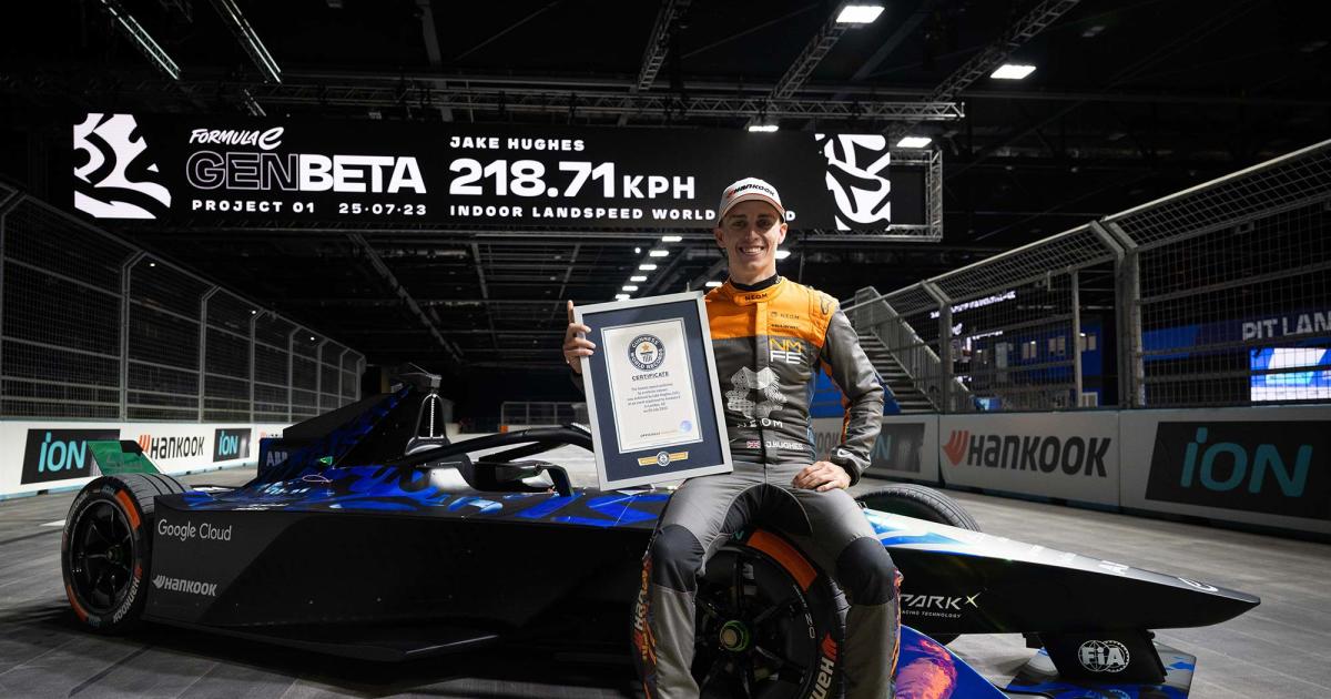 Jake Hughes devine cel mai rapid pilot din lume în interiorul unei clădiri. Ce viteză a prins pe o pistă de 230 de metri