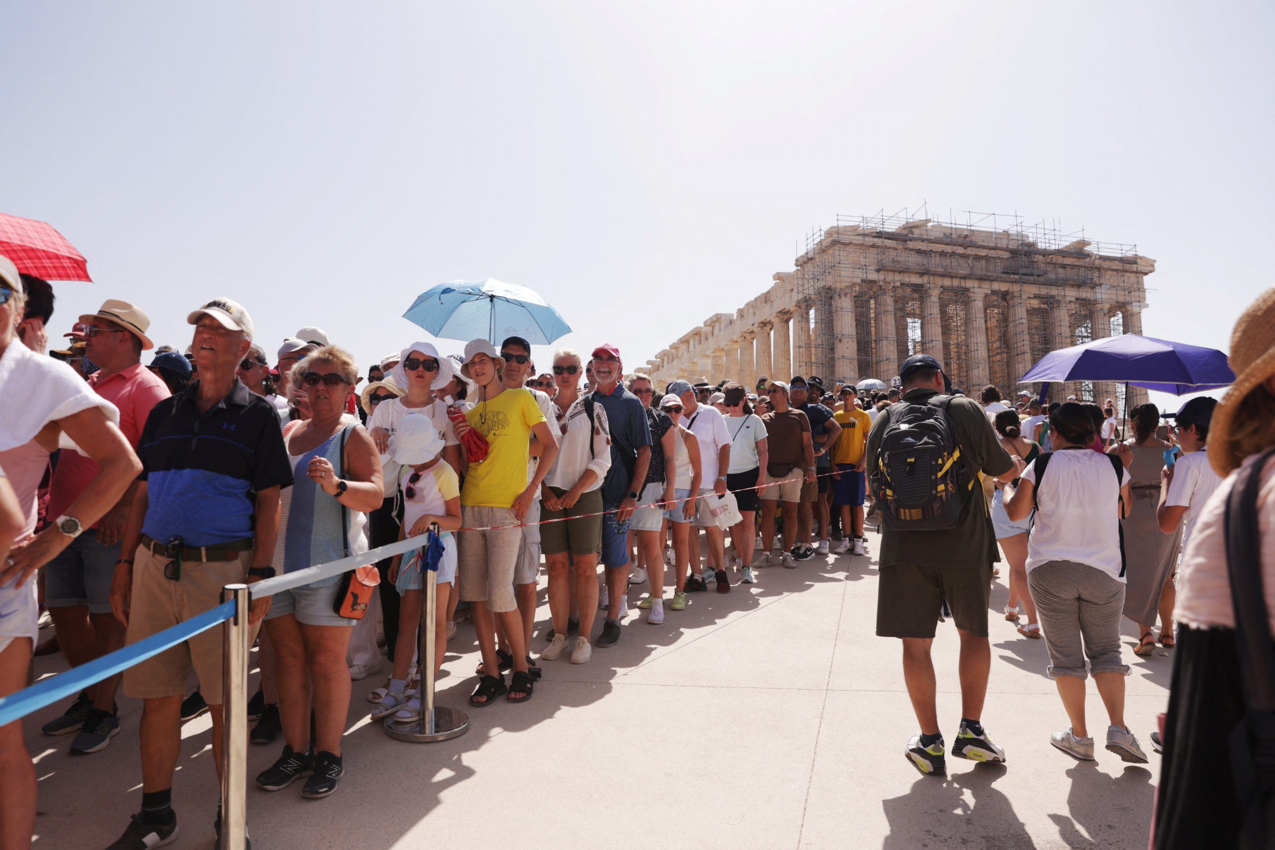 I turisti sono stati ricoverati in ospedale ad Atene.  L’Italia si prepara a 48 gradi Celsius