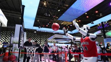 VIDEO. Ce vezi la Conferința Mondială de A.I. de la Shanghai? Compania DattaRobic prezintă o serie de roboți creați