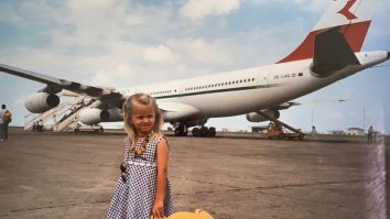 FOTO. Un copil îndrăgostit de aviație a pozat în fața unui avion în 1999. Ani mai târziu, a recreat fotografia în calitate de stewardesă. Cum arată acum