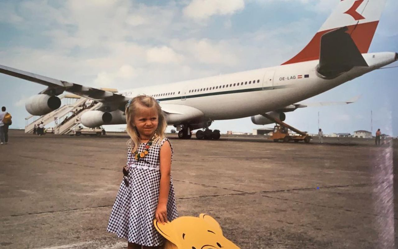 FOTO. Un copil îndrăgostit de aviație a pozat în fața unui avion în 1999. Ani mai târziu, a recreat fotografia în calitate de stewardesă. Cum arată acum