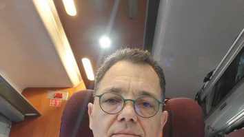 Ministrul Turismului a plecat cu trenul la mare: „curat, sigur şi cu toate locurile ocupate”