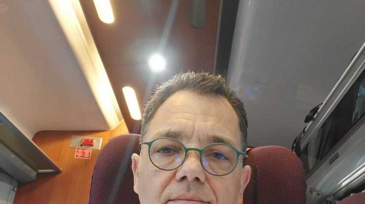 Ministrul Turismului a plecat cu trenul la mare: „curat, sigur şi cu toate locurile ocupate”