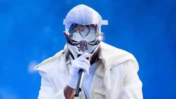 FOTO-VIDEO. The Weeknd, apariție spectaculoasă pe scena din Milano. Artistul a purtat o mască inspirată de filmul „Gladiatorul”