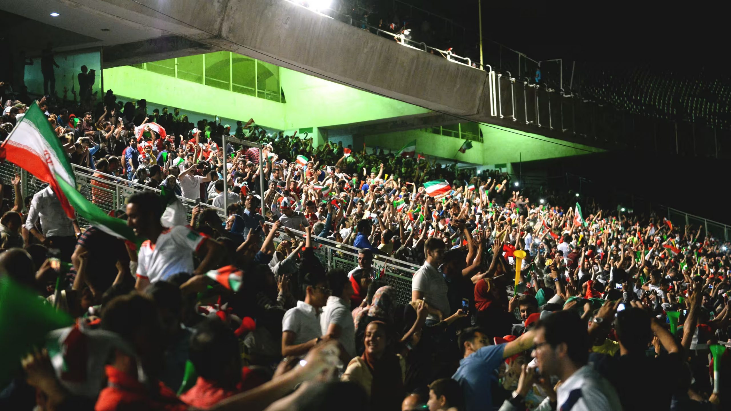 Iran: Femeile primesc dreptul să asiste la meciurile de fotbal masculine