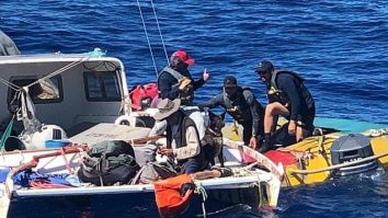 Aventură pe mare: Un marinar și câinele său au supraviețuit două luni cu apă de ploaie și pește crud