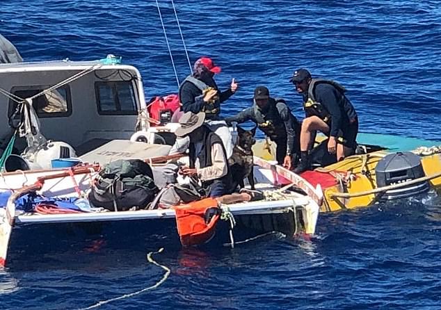 Aventură pe mare: Un marinar și câinele său au supraviețuit două luni cu apă de ploaie și pește crud